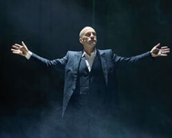 Derren Brown in Showman 2021/2022 Photo by Mark Douet