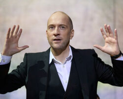 Derren Brown in Showman 2021/2022 Photo by Mark Douet
